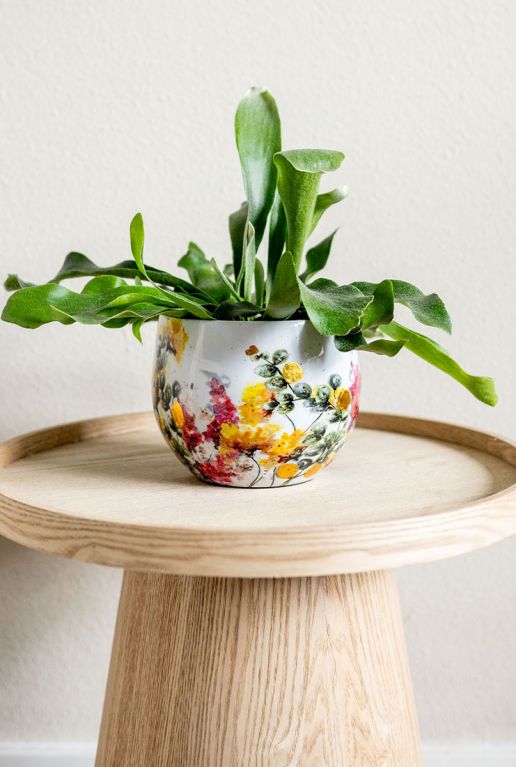 Designed by lammie floral bloempot wit